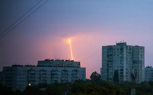 A Russian rocket launched toward Ukraine from Russia's Belgorod region is seen at dawn in Kharkiv, Ukraine, Thursday, August 11, 2022. (Photo by Vadim Belikov/AP Photo)