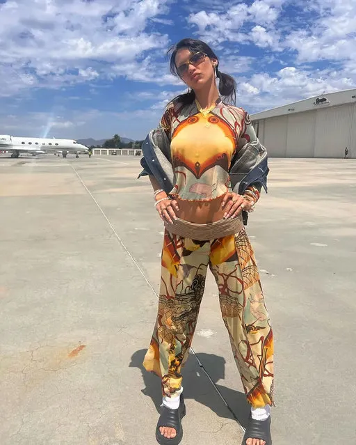 American model Bella Hadid poses on the tarmac before boarding a private jet in the second decade of August 2022. (Photo by bellahadid/Instagram)