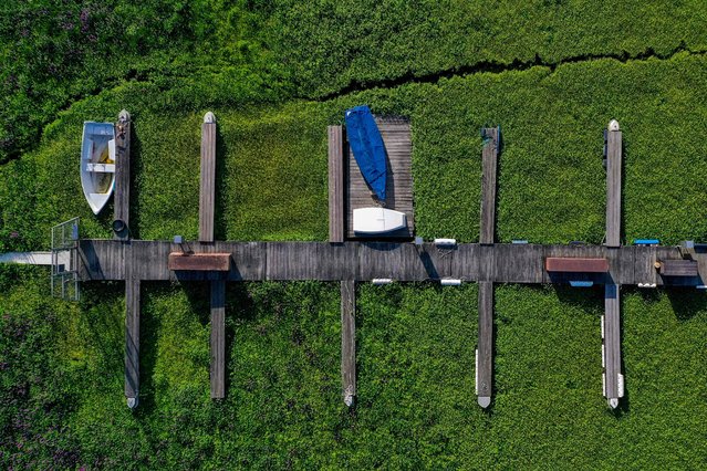 Picture taken with a drone shows an aerial view over a boat jetty at the dried up Edersee lake near Waldeck, western Germany on August 29, 2022. Due to the drought that has prevailed in Germany for weeks, there is rarely so little water in the reservoir. In Hesse's largest lake, ruins and bridges are currently appearing that usually lay metres deep under the surface of the water. (Photo by Ina Fassbender/AFP Photo)
