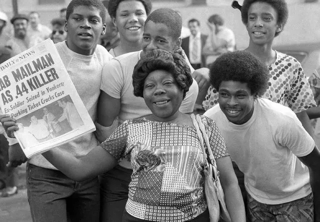 People read about the Son of Sam arrest, Thursday, August 11, 1977. (Photo by AP Photo)