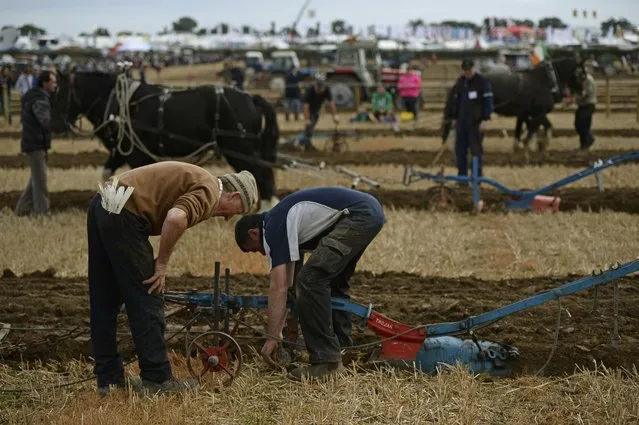 Men compete in the Irish National Ploughing Championships in Tullamore, Ireland September 20, 2016. (Photo by Clodagh Kilcoyne/Reuters)