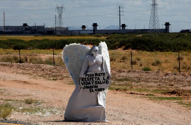A member of the “Psalm 100” evangelic church, dressed as an angel messenger, holds a placard outside of the Cefereso No. 9 prison where Joaquin “El Chapo” Guzman is serving time in Ciudad Juarez, Mexico September 24, 2016. The placard reads “Pena Nieto, Respect the life and health, Joaquin El Chapo”. (Photo by Jose Luis Gonzalez/Reuters)