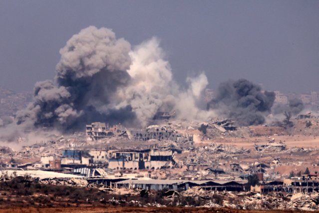 This picture taken from a position at Israel's border with the Gaza Strip shows thick smoke billowing during Israeli strikes on the besieged Palestinian territory on July 27, 2025. Israel declared a “tactical pause” in fighting in parts of Gaza on July 27 and said it would allow the UN and aid agencies to open secure land routes to tackle a deepening hunger crisis. (Photo by Menahem Kahana/AFP Photo)