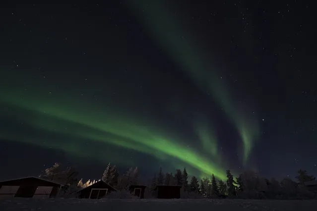 Northern lights (aurora borealis) illuminate the sky over Jukkasjarvi, near Kiruna, in Swedish Lapland, on November 20, 2022. (Photo by Jonathan Nackstrand/AFP Photo)