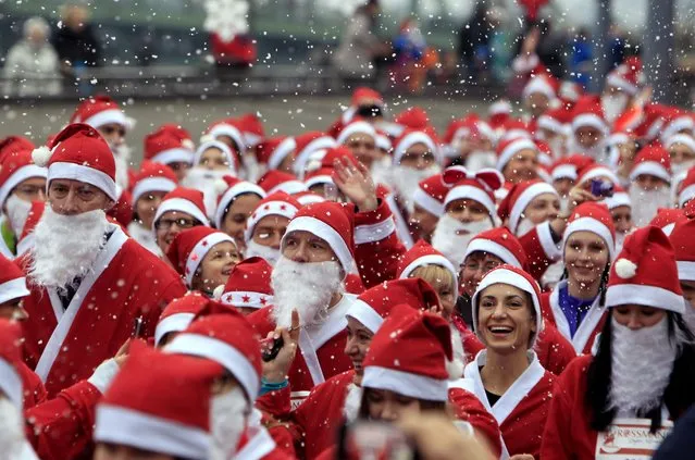 Runners dressed in Santa Claus costumes take part in the “Santa Claus Run” in Budapest, December 6, 2014. (Photo by Bernadett Szabo/Reuters)