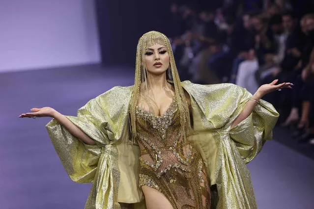 A model presents a creation by Amato Couture during the Arab Fashion Week in Dubai, on January 28, 2022. (Photo by Giuseppe Cacace/AFP Photo)