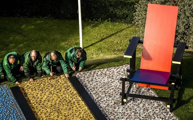 Gardening employees plant bulbs in the form of a mosaic inspired by the painter Piet Mondrian, following the theme of Dutch Design for the floral attraction, in Lisse on October 6, 2016. (Photo by Remko de Waal/AFP Photo/ANP)