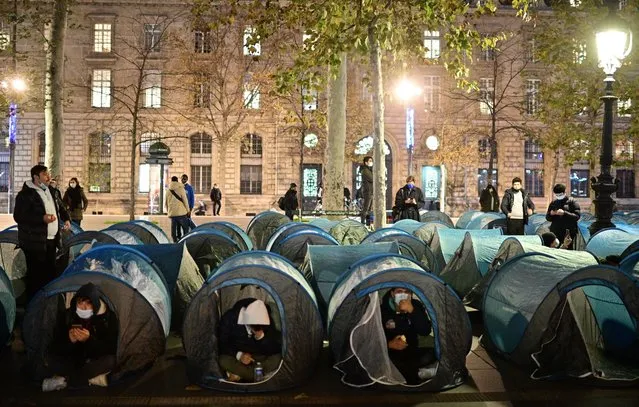 Migrants and associations install tents on Republique square in Paris on November 23, 2020, one week after migrants were evacuated from a makeshift camp in the northern Paris popular suburb of Saint-Denis without being relocated. (Photo by Martin Bureau/AFP Photo)