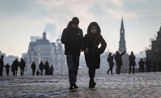 Russian people wearing protective face masks walks during pandemic of SARS-CoV-2 coronavirus in Moscow, Russia, 28 December 2020. According to official information, in the past 24 hours Russia registered 27787 new cases caused by the SARS-CoV-2 coronavirus infection. (Photo by Yuri Kochetkov/EPA/EFE)