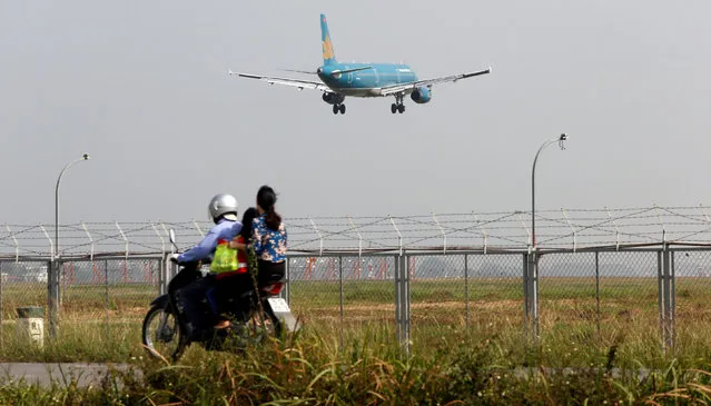An aircraft of Vietnam Airlines prepares for landing at Noi Bai airport in Hanoi, Vietnam November 21, 2016. (Photo by Reuters/Kham)