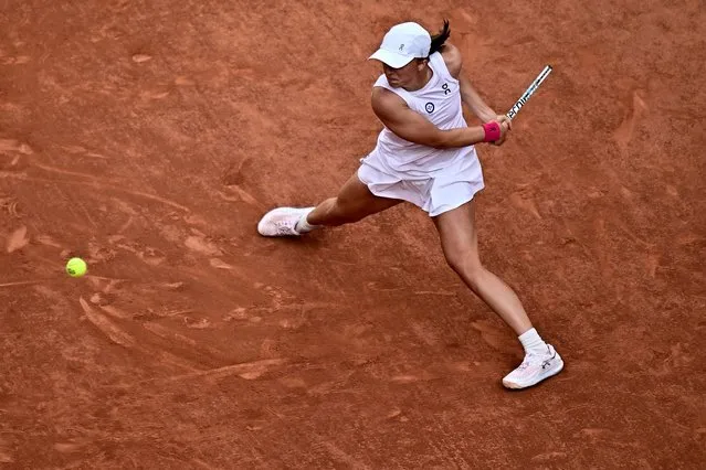 Poland's Iga Swiatek plays a backhand return to Brazil's Beatriz Haddad Maia during their women's singles semi-final match on day twelve of the Roland-Garros Open tennis tournament at the Court Philippe-Chatrier in Paris on June 8, 2023. (Photo by Julien de Rosa/AFP Photo)