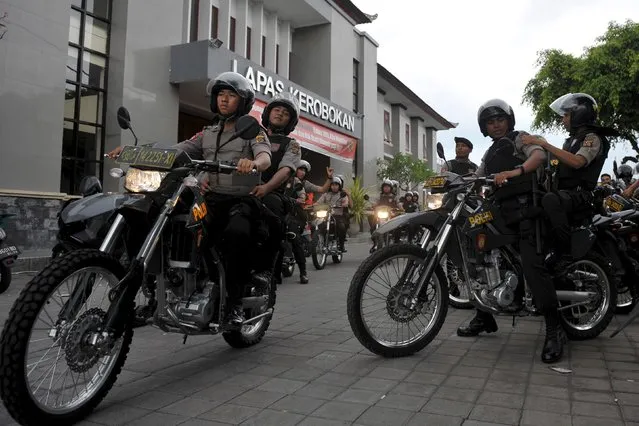 Police are seen outside Kerobokan prison after clashes broke out on Thursday between rival groups inside and outside the penitentiary leaving four people dead in Denpasar on the Indonesian resort island of Bali December 18, 2015 in this photo taken by Antara Foto. (Photo by Nyoman Budhiana/Reuters/Antara Foto)