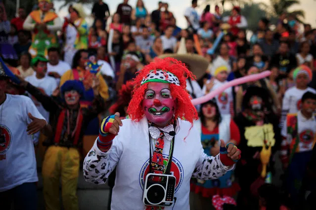 Clowns participate in a show during Salvadoran Clown Day celebrations in San Salvador, El Salvador,  December 7, 2016. (Photo by Jose Cabezas/Reuters)