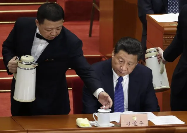An attendant serves tea for President Xi Jinping during the opening session of the Chinese People's Political Consultative Conference (CPPCC) at the Great Hall of the People in Beijing, March 3, 2015. REUTERS/Jason Lee 