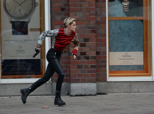 Actress Kristen Stewart shoots an action scene in Hamburg on Fleet Island for the movie “Charlie's Angels” on October 12, 2018. She runs with a drawn weapon along a street. (Photo by News4HH/Splash News and Pictures)