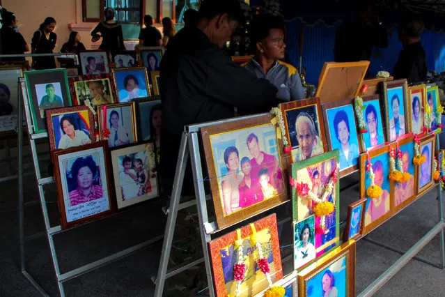 People stand next to pictures of victims of the 2004 tsunami victims during a religious ceremony in Ban Nam Khem, a southern fishing village destroyed by the wave in Phang Nga Province, Thailand, December 26, 2016. (Photo by Reuters/Dailynews)