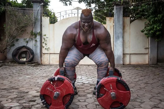 Cheick Ahmed Al-Hassan Sanou aka Iron Biby prepares to lift 300 kg as he works out at his home of Bobo-Dioulasso, second biggest city of Burkina Faso, on September 24, 2018. “Iron Biby”, 1,90m and 180 kg, one of the top 10 strength athletes in the world, is determined to give of himself to his country, AFP reports. (Photo by Olympia De Maismont/AFP Photo)
