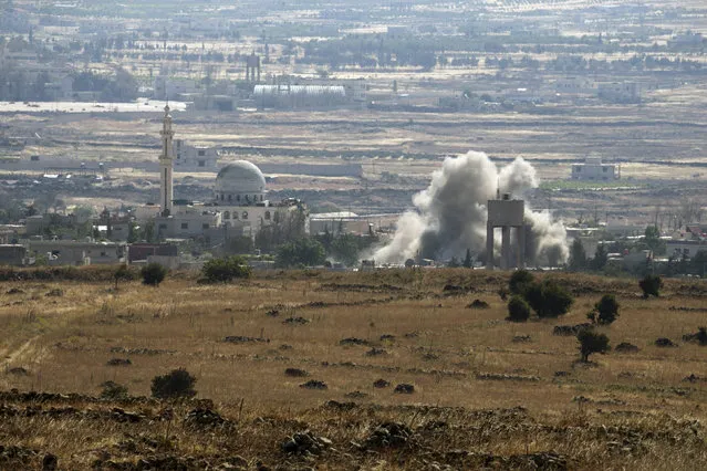 Smoke rises during fighting in the village of Ahmadiyah in Syria, as seen from the Israeli side of the border fence between Syria and the Israeli-occupied Golan Heights, June 17, 2015.  Israel signaled readiness on Tuesday to intervene if Syrian refugees were to throng to its armistice line on the Golan Heights, after Israel's Druze Arab minority stepped up a public campaign to help brethren caught up in the civil war next door. REUTERS/Baz Ratner 