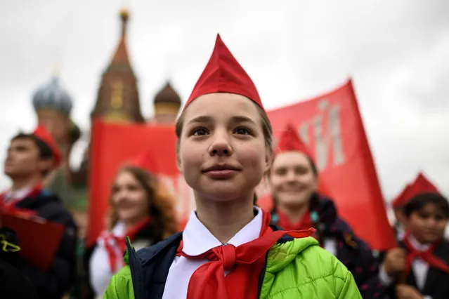 Children attend the official ceremony of tying red scarves around their necks, symbolizing their initiation into the Young Pioneer Youth communist group, created in the Soviet Union for children 10-14 years old, in Moscow' s Red square on May 21, 2017. Some three thousands pioneers took part in the ceremony. (Photo by Kirill Kudryavtsev/AFP Photo)