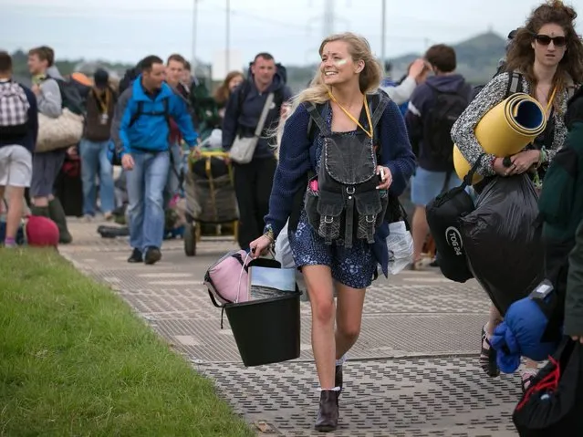 Festival goers arrive at Worthy Farm in Pilton for the first day of the 2014 Glastonbury Festival. (Photo by Ian Gavan/Getty Images)