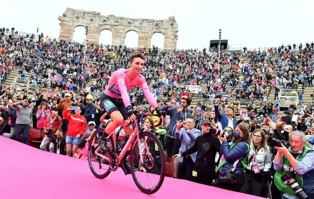 Australian rider Jai Hindley from Team Bora enters the Verona arena after competing in the 21st and final stage, to win the Giro d’Italia 2022 cycling race, 17.4 km individual time trial in Verona, Italy on May 29, 2022. (Photo by Jennifer Lorenzini/Reuters)