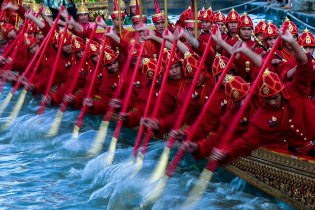 Thai oarsmen take part in a rehearsal of Thailand's King Maha Vajiralongkorn's royal barge procession to mark his 72nd birthday, along the Chao Phraya River in Bangkok, Thailand, on October 22, 2024. (Photo by Athit Perawongmetha/Reuters)