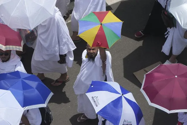Muslim pilgrims move on their way to perform Friday Prayers at Namira Mosque in Arafat, on the second day of the annual hajj pilgrimage, near the holy city of Mecca, Saudi Arabia, Friday, July 8, 2022. (Photo by Amr Nabil/AP Photo)