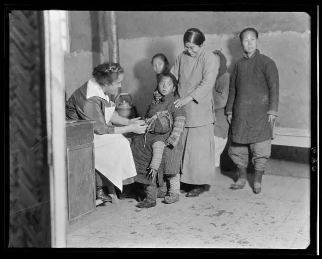 Dr. Metcalf & Patients. China, Tianjin, 1917-1919. (Photo by Sidney David Gamble)