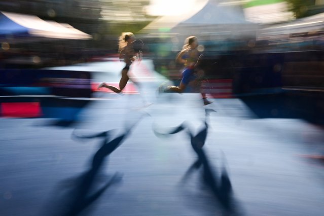 Athletes compete in the Triathlon Elite Mixed Relay at the Olympic Park in Munich, southern Germany on August 14, 2022. (Photo by Andrej Isakovic/AFP Photo)
