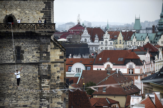 A man balances on the rope over the Old Town square as the part the “Zivot na hrane” campaign supporting the people with diabetes on September 25, 2017 in Prague, Czech Republic. (Photo by Michal Cizek/AFP Photo)