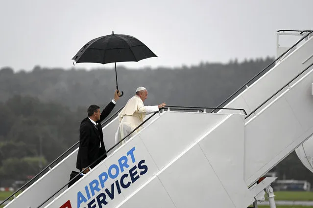 Pope Francis boards a plane during his departure at Balice airport near Krakow, Poland July 31, 2016. (Photo by Michal Lepecki/Reuters/Agencja Gazeta)