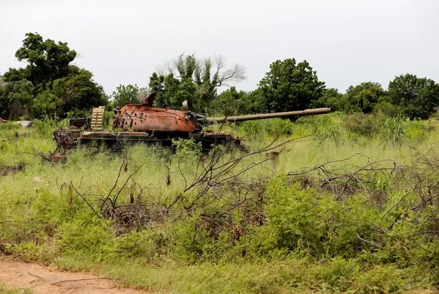 An abandoned tank is seen in a field in Bama, Borno State, Nigeria, August 31, 2016. (Photo by Afolabi Sotunde/Reuters)