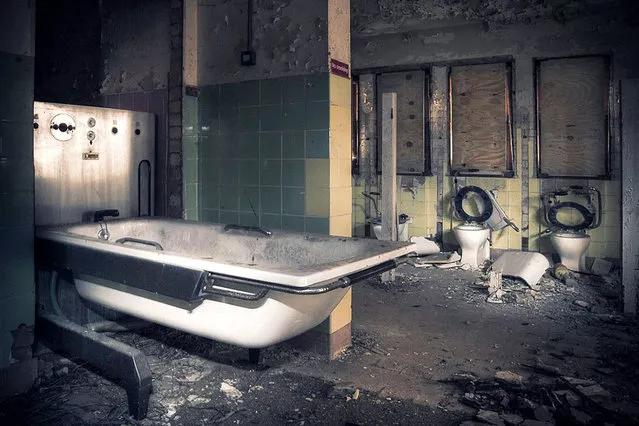 One of the bathrooms at Rauceby, an abandoned mental asylum in Lincolnshire, UK. (Photo by Simon Robson/Caters News)