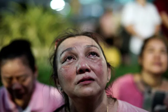 A woman cries before an announcement that Thailand's King Bhumibol Adulyadej has died, at the Siriraj hospital in Bangkok, Thailand, October 13, 2016. (Photo by Athit Perawongmetha/Reuters)