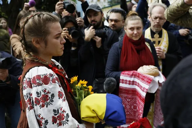 Ivanka Sanina, left, reacts during a farewell ceremony for her groom, U.S. volunteer soldier Christopher James Campbell in Kyiv, Ukraine, Friday, May 5, 2023. Campbell was a member of the International Legion and ex-soldier of the U.S. 82nd Airborne Division. He recently died in Bakhmut during fightings against Russian forces. (Photo by Alex Babenko/AP Photo)