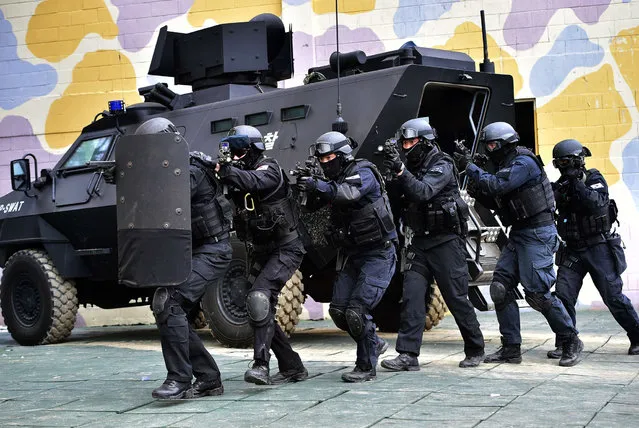 South Korean police SWAT team members move into a building during an anti-terror drill in Seoul on January 21, 2015. Inter-Korean tension remains high ahead of a joint US-South Korea military exercise, set for March, which has been denounced by North Korea as a rehearsal for nuclear war. (Photo by Jung Yeon-Je/AFP Photo)