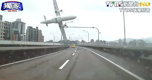 This image taken from video provided by TVBS shows a commercial airplane moments before it clipped an elevated roadway and careened into a river in Taipei, Taiwan, Wednesday, February 4, 2015. The ATR-72 prop-jet aircraft had 58 people aboard. (Photo by AP Photo/TVBS)