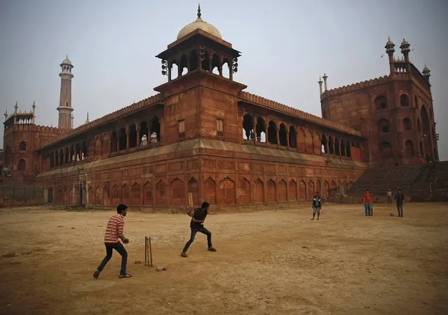 Boys play cricket in front of the Jama Masjid (Grand Mosque) early morning in the old quarters of Delhi February 17, 2015. (Photo by Ahmad Masood/Reuters)