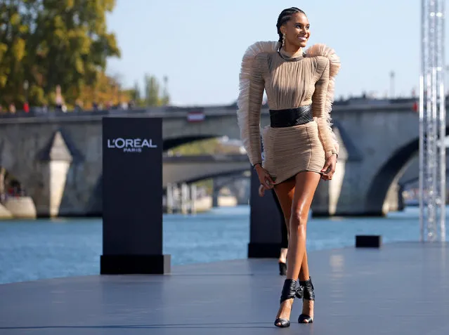 A model Cindy Bruna presents a creation on a giant catwalk installed on a barge on the Seine River during a public event organized by French cosmetics group L'Oreal as part of Paris Fashion Week, France, September 30, 2018. (Photo by Stephane Mahe/Reuters)