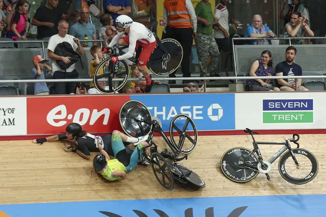 Riders crash on the final lap in the men's 15km scratch race qualifying during the Commonwealth Games track cycling at Lee Valley VeloPark in London, Sunday, July 31, 2022. (Photo by Ian Walton/AP Photo)