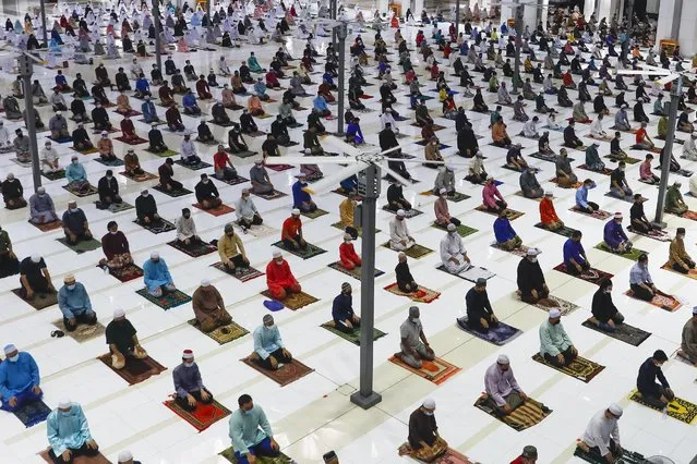 Malaysian muslims  maintaining social distance and wearing protective face masks as they attend first Taraweeh prayers on the eve of Ramadan in Putrajaya, Malaysia, 12 April 2021. Fasting is seen as a way to physically and spiritually purify. Muslims often donate to charities during the month and feed the hungry. Many worshippers spend more time at mosques during Ramadan and use their downtime to recite the Quran. (Photo by Fazry Ismail/EPA/EFE)