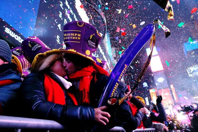 A couple kisses during New Year's Eve celebrations at Times Square on December 31, 2016 in New York. (Photo by Eduardo Munoz Alvarez/AFP Photo)