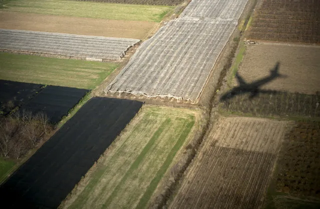 U.S. Secretary of State John Kerry's plane casts a shadow on fields as it approaches Ben Gurion airport in Tel Aviv, Israel, Thursday, January 2, 2014. Kerry later said that finding peace between Israel and the Palestinians is not “mission impossible”. (Photo by Brendan Smialowski/AP Photo)