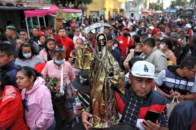 Followers of the Santa Muerte visit her shrine on New Year's day in the Tepito neighbourhood in Mexico City, Mexico on January 1, 2023. (Photo by Luis Cortes/Reuters)