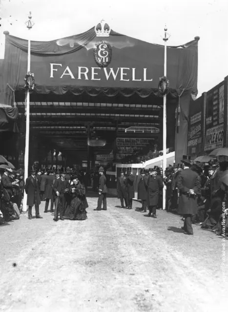 1910: A 'Farewell' tribute to King Edward VII, placed over the entrance to the platforms for train arrivals at Paddington Station, London, on the day of the sovereign's funeral. The cortege passed under the farewell message