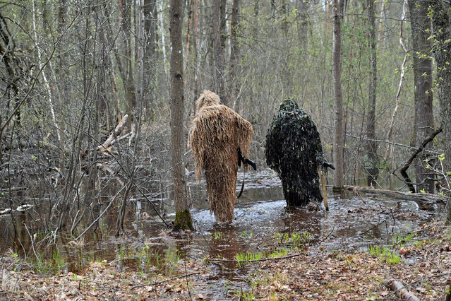 Servicemen belonging to the Ukrainian storm brigade “Bureviy”, are dressed in camouflage as they take part in military exercises outside Kyiv on April 20, 2023. A Ukrainian  brigade that vows to “destroy Russian troops” simulated a skirmish in the woods near Kyiv on Thursday, as the country pushes ahead with plans for a counteroffensive. (Photo by Sergei Supinsky/AFP Photo)