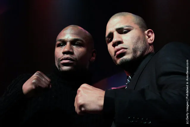 (L)  Floyd Mayweather and (R) Miguel Cotto pose at a press conference to promote their upcoming fight on May 5 at the MGM Grand in Las Vegas at the The Apollo Theater
