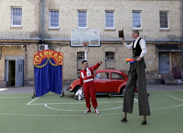 Circus artist Viaceslavas Mickevicius (L) and inmate Darius Braziunas perform during their first circus performance to an audience of visiting relatives in a prison in Vilnius, Lithuania, June 3, 2016. (Photo by Ints Kalnins/Reuters)