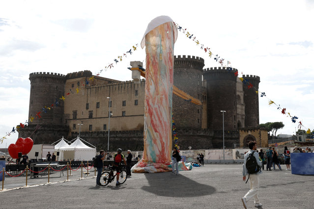 People look at the new installation by artist Gaetano Pesce of a stylized “Pulcinella” called 'Tu si' 'na cosa grande' ('You are a big thing' in Neapolitan dialect) in Naples, Italy, on October 9, 2024. (Photo by Ciro De Luca/Reuters)