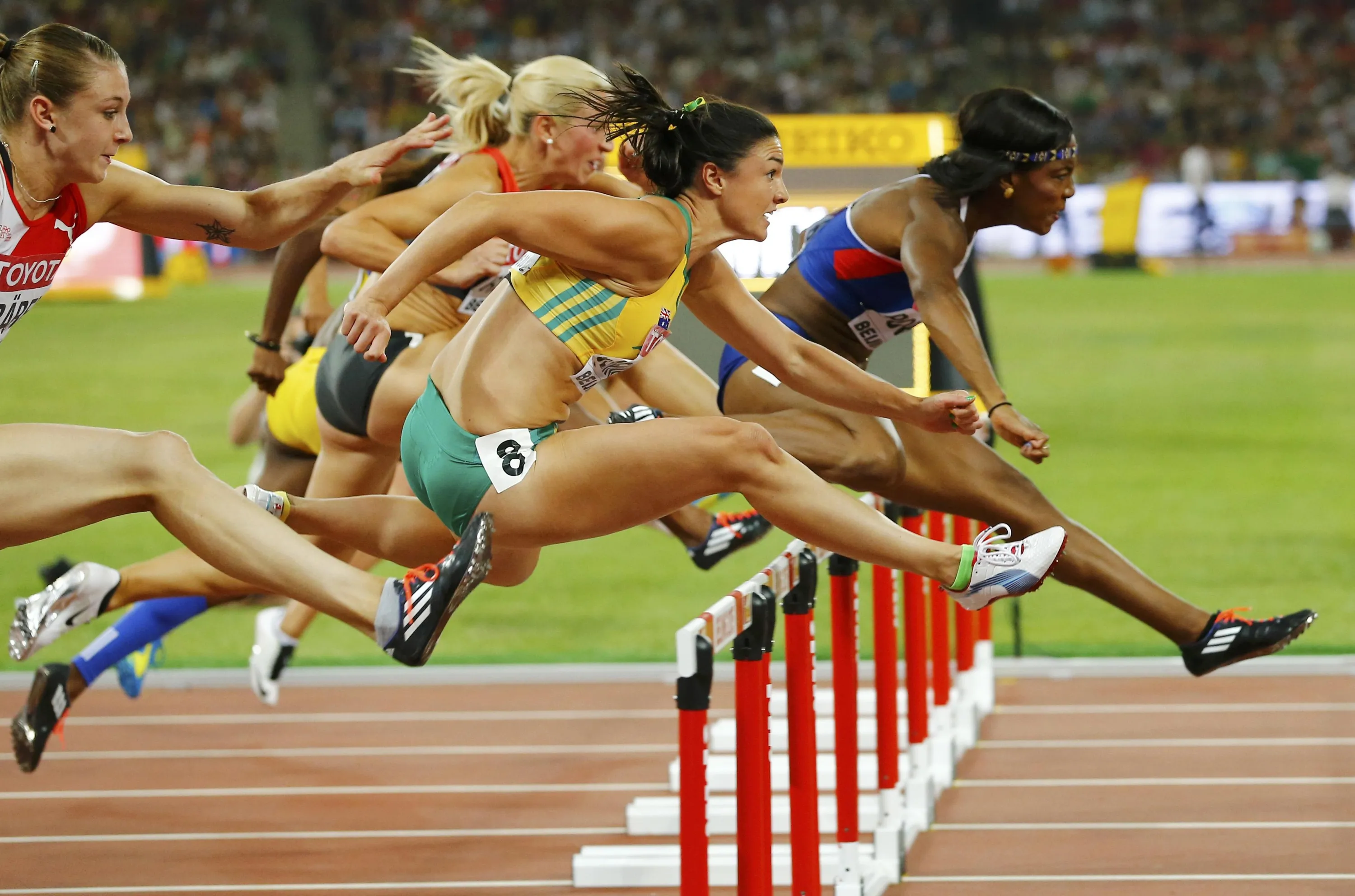 Показать спринт. Барьерный спринт легкая атлетика. Барьерный бег в легкой атлетике. Бег с барьерами (женщины – 100 м, мужчины – 110 м, 400 м).. Беговая дисциплина Барьерный бег 100м.